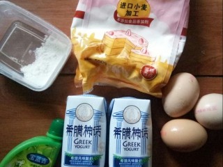 1、酸奶鸡蛋饼,准备食材。
