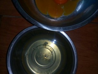 2、酸奶鸡蛋饼,将蛋清和蛋黄分别装入盆中。