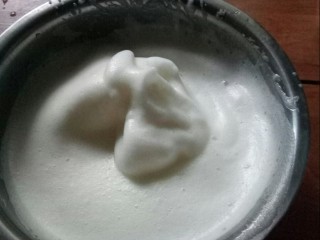 3、酸奶鸡蛋饼,加少许柠檬汁，将蛋清打发成湿性泡沫。