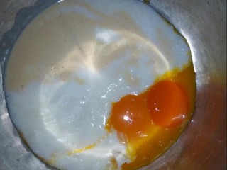 4、酸奶鸡蛋饼,蛋黄盆中加入糖粉和酸奶。