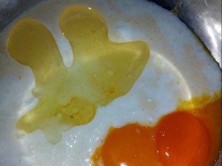 5、酸奶鸡蛋饼,加玉米油拌匀。