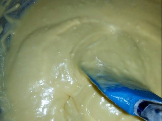 8、酸奶鸡蛋饼,翻拌手法，将面糊拌匀。