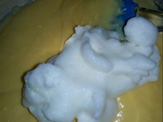 9、酸奶鸡蛋饼,加三分之一蛋白拌匀。