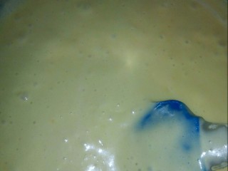 10、酸奶鸡蛋饼,将蛋白全部加入拌匀。