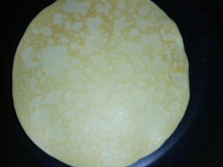 13、酸奶鸡蛋饼,起饼花翻面。