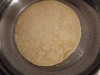 14、酸奶鸡蛋饼,两面煎香后装盘。