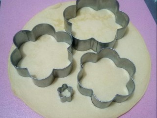 15、酸奶鸡蛋饼,用花型模具压制造型。