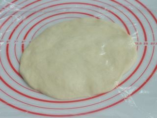 4、水果披萨,排气后盖上保鲜膜松弛15分钟左右。