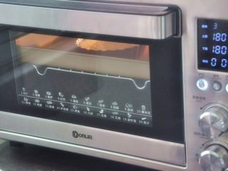 7、水果披萨,放入预热好的烤箱,180度4分钟