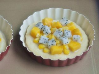 10、水果披萨,撒上水果,水果也可以根据自己的喜好替换。