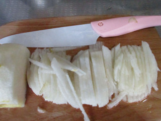 1、秋梨膏,削皮，去核切丝