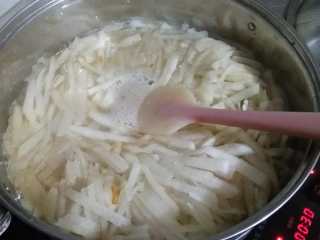 3、秋梨膏,大火煮开后，可以看出梨子的汁煮出来很多。继续大火煮30分钟