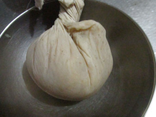 5、秋梨膏,过滤出来的梨肉再用干净的布挤出里面残留的汁，挤的尽可能的干，这样梨汁不浪费