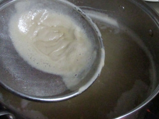 8、秋梨膏,用网筛不断的把浮沫撇掉，这样可以保证熬好的梨膏质地纯净