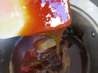 13、秋梨膏,熬好的梨膏很浓稠，用铲子挖了立起来，可以拉出三角的膏糖旗，这个状态就成功