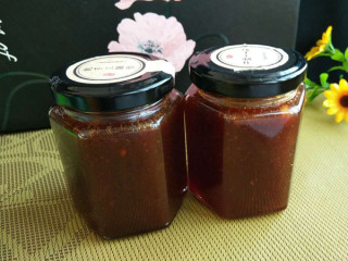 14、秋梨膏,密封瓶开水煮烫消毒并晾干，把熬好的秋梨膏装进去密封，即使冰箱冷藏放一年也不会坏哦，冷冻保存更放心，而且冷冻也不会结冰的