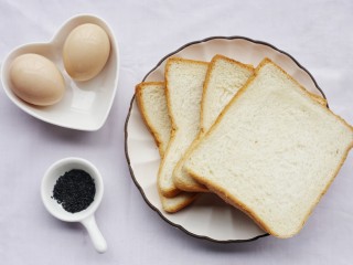 1、超好吃的蛋烤吐司块,准备材料：土司4片，鸡蛋2个，黑芝麻适量。