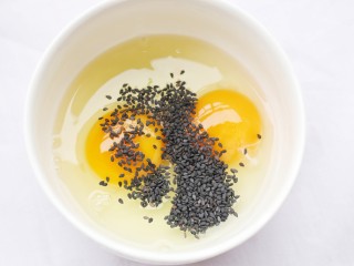 4、超好吃的蛋烤吐司块,加入黑芝麻。