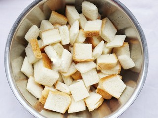 6、超好吃的蛋烤吐司块,土司换大盆装好。