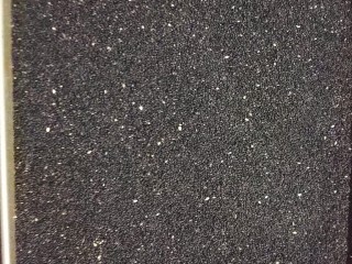 1、黑芝麻蛋糕卷,黑芝麻选饱满有光泽的比较香，油脂含量高，平铺在金盘里一层，烤箱100度中层烘烤3-5分钟；