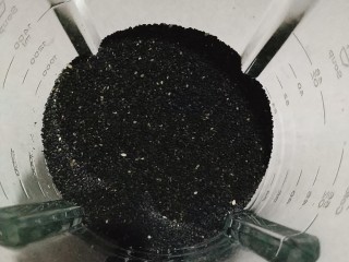2、黑芝麻蛋糕卷,烘烤熟的黑芝麻放入破壁机，高速几秒钟，研磨成粉，用料理机转速不够会出油抱团，这里建议用破壁机，不会出油；