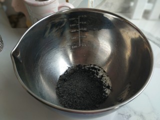 4、黑芝麻蛋糕卷,加入黑芝麻粉；