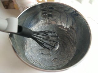 5、黑芝麻蛋糕卷,用蛋抽混合均匀；