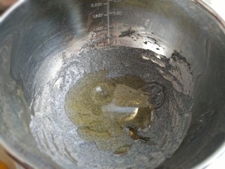 6、黑芝麻蛋糕卷,加入玉米油；