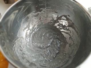 7、黑芝麻蛋糕卷,用蛋抽混合，充分乳化，不能有油和黑芝麻酸奶酱分离的现象；