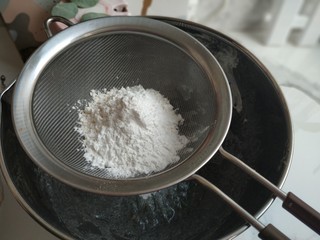 8、黑芝麻蛋糕卷,筛入低筋面粉；