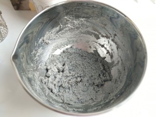 9、黑芝麻蛋糕卷,混合均匀；