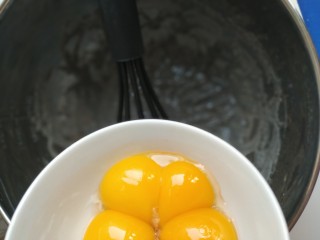 10、黑芝麻蛋糕卷,加入蛋黄；