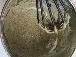 11、黑芝麻蛋糕卷,用蛋抽混合均匀；