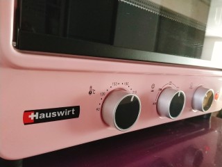 12、黑芝麻蛋糕卷,上下火150度预热烤箱；