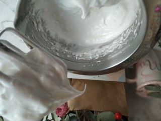 13、黑芝麻蛋糕卷,蛋白放入无油无水的打蛋盆里，分三次加入细砂糖，用手持电动打蛋器打发至湿性，拉出打蛋器，打蛋头上的蛋白霜呈现弯勾状态；