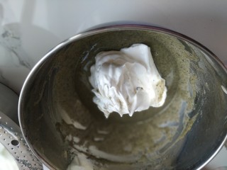 14、黑芝麻蛋糕卷,取三分之一蛋白霜到蛋黄糊里；