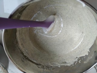 15、黑芝麻蛋糕卷,用刮刀以翻拌手法混合均匀；