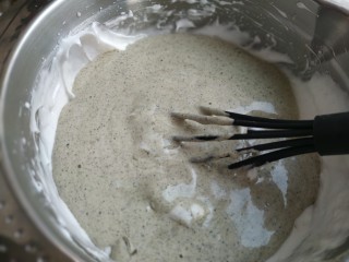 16、黑芝麻蛋糕卷,把蛋黄糊全部倒入蛋白霜里；