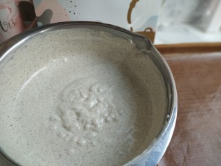 17、黑芝麻蛋糕卷,还是以翻拌手法把蛋糕糊混合均匀；