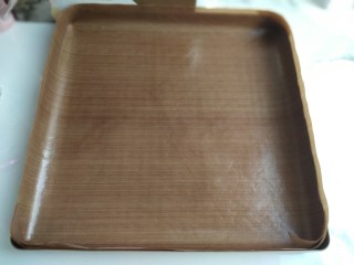 18、黑芝麻蛋糕卷,把干净的油布铺在金盘里，用的28*28*3的金盘；