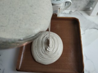 19、黑芝麻蛋糕卷,蛋糕糊离金盘高20厘米倒入烤盘；