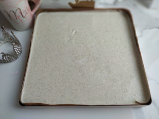 20、黑芝麻蛋糕卷,震烤盘几下，把大气泡震出去，成品蛋糕卷中间没有孔洞；