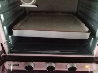 21、黑芝麻蛋糕卷,放入预热好的烤箱，中下层，上下火150度烘烤15分钟；