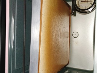 22、黑芝麻蛋糕卷,再上下火转170度烘烤10分钟；