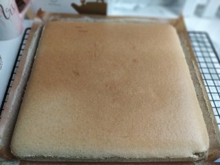 23、黑芝麻蛋糕卷,烘烤结束马上取出，震一下模具，让热气震出去，不然成品回缩；