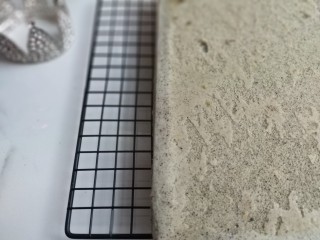 24、黑芝麻蛋糕卷,马上撕掉油布，放在晾网上晾凉；