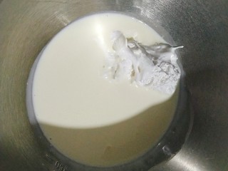 25、黑芝麻蛋糕卷,淡奶油放入无油无水的打蛋盆里加入fluff香草味液体棉花糖，用手持电动打蛋器打发至六层；