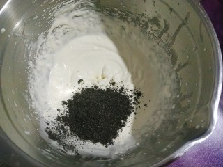 26、黑芝麻蛋糕卷,加入黑芝麻粉；