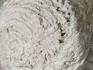 27、黑芝麻蛋糕卷,先用手持打蛋器手动混合几下淡奶油和黑芝麻粉至无干粉，再开动手持电动打蛋器打发，把黑芝麻淡奶油打发到9分的裱花状态；