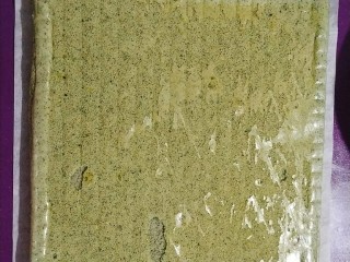 28、黑芝麻蛋糕卷,把蛋糕卷放在一张比蛋糕卷长一半左右的油纸上面；